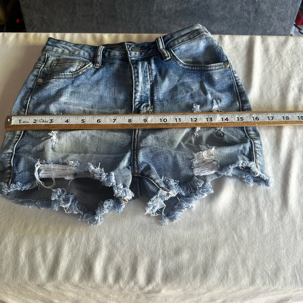 FASHION NOVA WOMAS DISTRESSED DENIM SHORTS SZ MEDIUM 28 - Picture 9 of 15